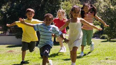 Niños jugando al aire libre