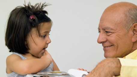 Abuelo con su nieta