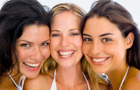 Tres amigas sonriendo