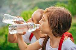 Jóvenes bebiendo agua embotellada