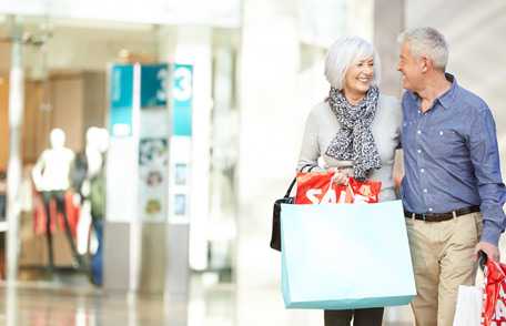 Una pareja caminando por el centro comercial