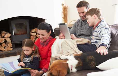 Una familia que está leyendo juntos