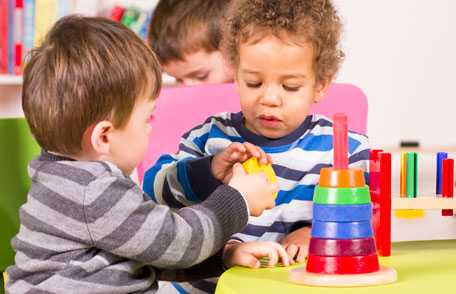 Niños jugando con juguetes