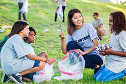 Estudiantes voluntarias recogiendo basura. 