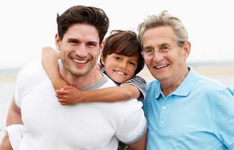 Foto de un abuelo, su hijo y su nieto