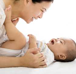 Madre haciéndole cosquillas a su bebé