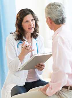 Doctora hablando con un paciente