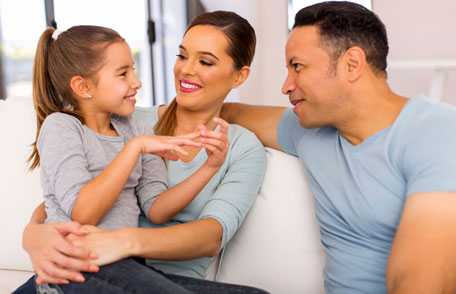 Un padre y una madre con su hija.