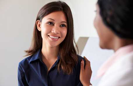 Mujer asiática con su doctora. 