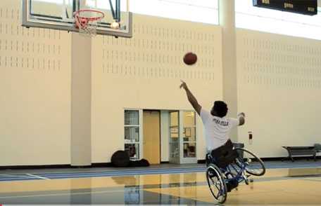 Rashad jugar al baloncesto