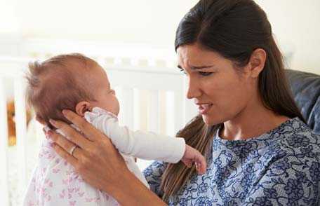 Madre preocupada con su bebita