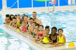 Familias en clase de natación