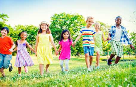 Un grupo de niños caminando a través del campo