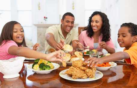 Familia comiendo en un restaurante