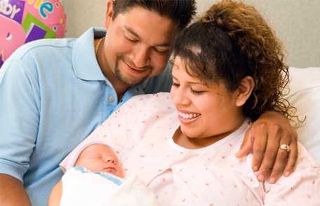 padre y madre con su bebé