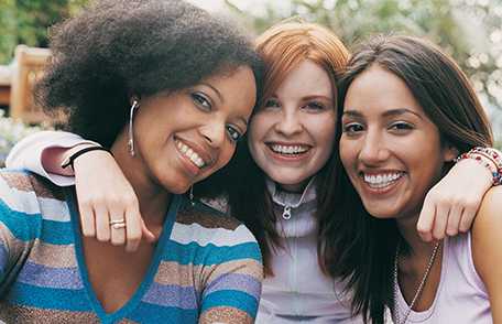 Tres mujeres abrazadas.