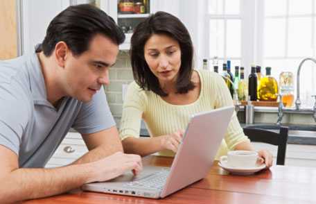 Pareja usando un computador portátil