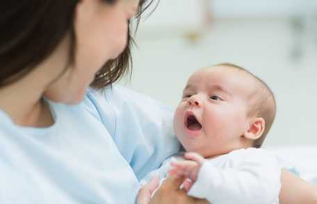 Bebé recién nacido en los brazos de su madre. 