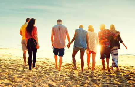 Grupo de personas caminando en la playa