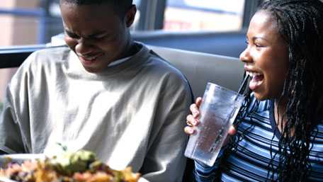 Dos adolescentes sonriendo