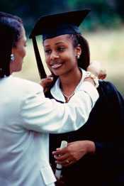 Foto: Madre felicitando a su hija en la graduación