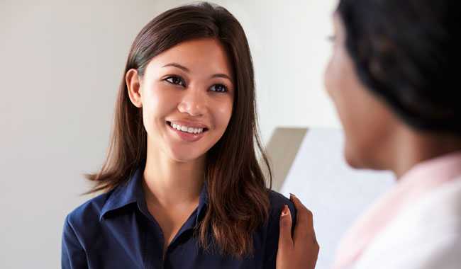 Mujer asiática con su doctora.