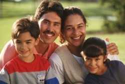 Familia sonriendo