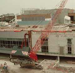 Grúa ladeada en las obras de expansión de una biblioteca.