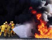 Bomberos que extinguen un incendio