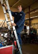 Trabajador en una escalera