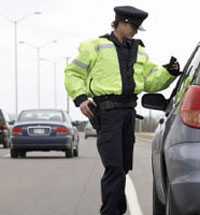 policía parando a un vehículo