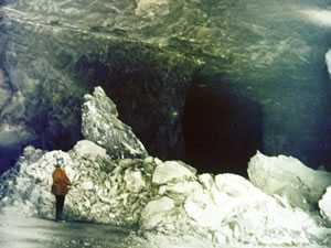 Imagen de un derrumbe grande de rocas en una mina subterránea de piedra caliza.