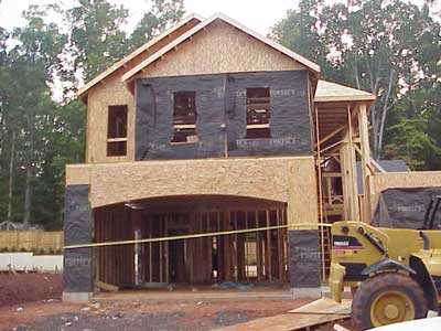 Vivienda de dos pisos donde los obreros armaban la estructura.