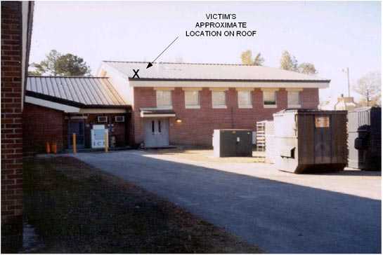 Foto 1. Esta foto muestra el techo de la escuela primaria en donde se estaba realizando el trabajo. La X marca el lugar aproximado donde estaba la víctima, sobre el techo de pendiente baja, antes de su caída.