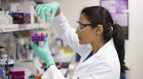 Trabajador de laboratorio con una probeta 