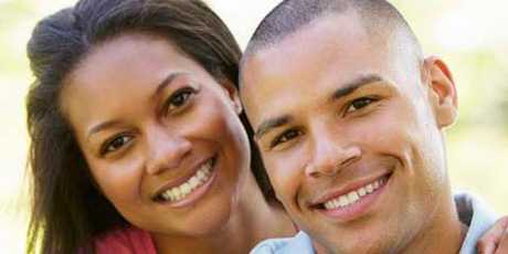 Un hombre y una mujer sonriendo