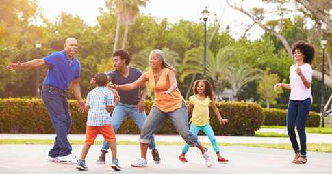 Imagen de una familia multigeneracional jugando al baloncesto