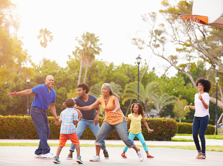 Imagen de una familia multigeneracional jugando al baloncesto