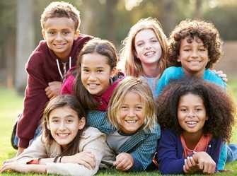 Un grupo de niños sonriendo