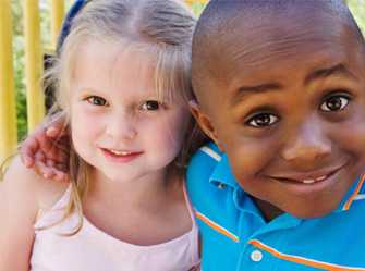 Un niño y una niña sonriente