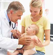 Doctor examinando un niño; madre sonriente