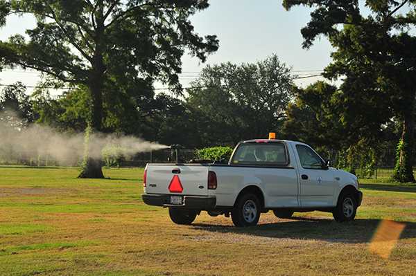 Una camioneta rociando insecticida